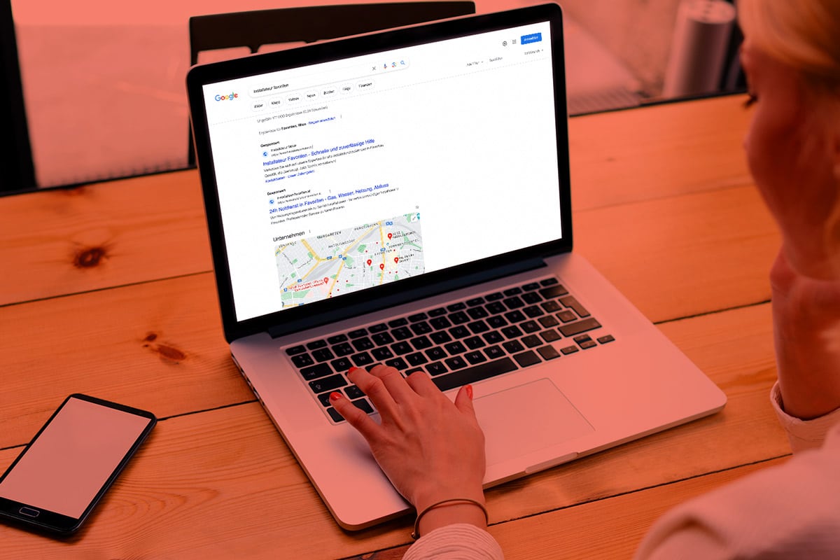Frau am MacBook welche Google offen hat